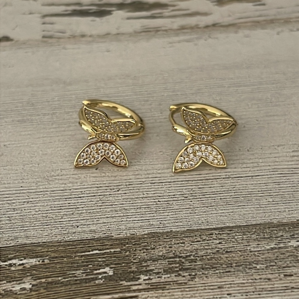 ✨ Vermeil Moissanite Pavé Butterfly Huggie Hoop Earrings - Picture 4 of 5